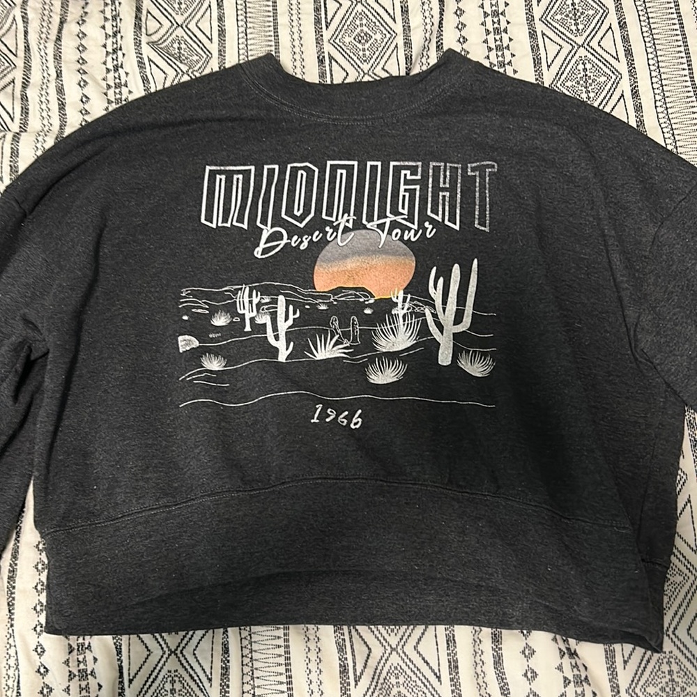 Black midnight desert tour crop crew neck
